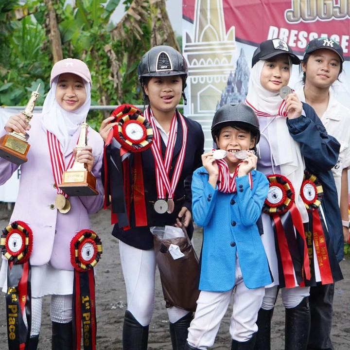 <p>Irfan Hakim menerapkan pola parenting Islami dalam mendidik anak-anakny. Ia bahkan mengarahkan putra dan putrinya menekuni olahraga kegemaran Rasulullah SAW, yakni berkuda. (Foto: Instagram: @irfanhakim75)</p>