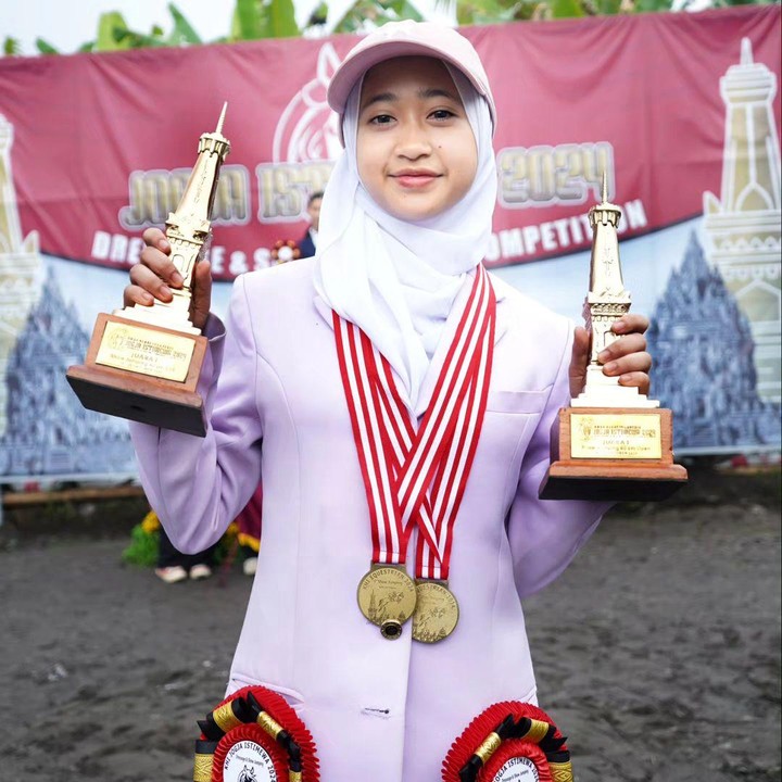 <p>Tiga dari lima anaknya, Aisha, Rakana, dan Djalu, sangat berprestasi di cabang olahraga ini. Beberapa waktu lalu, ketiganya bahkan memborong piala dan medali. (Foto: Instagram: @irfanhakim75)</p>