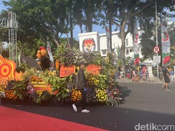 Semarak Kirab Maskot Pilkada Jatim 2024, Ada yang Bagikan Terong-Cabai