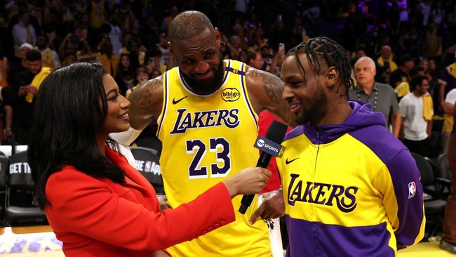 LeBron James dan putranya, Bronny James, mencatatkan sejarah baru di NBA sebagai pasangan ayah-anak pertama yang bermain bersama dalam satu tim