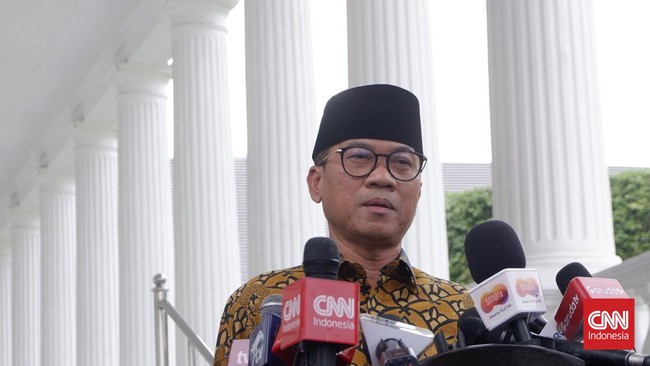 Menteri Desa Yandri Susanto Yandri mengaku tidak sengaja menggunakan surat berkop kementerian untuk mengundang para kepala desa hadir di acara haul sang ibu.