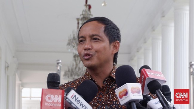 Tanya ke Pak Jokowi Raja Juli Antoni dari PSI enggan berkomentar tentang pencalonan Jokowi sebagai ketua umum. Jokowi masih mempertimbangkan untuk mendaftar sebelum batas waktu.