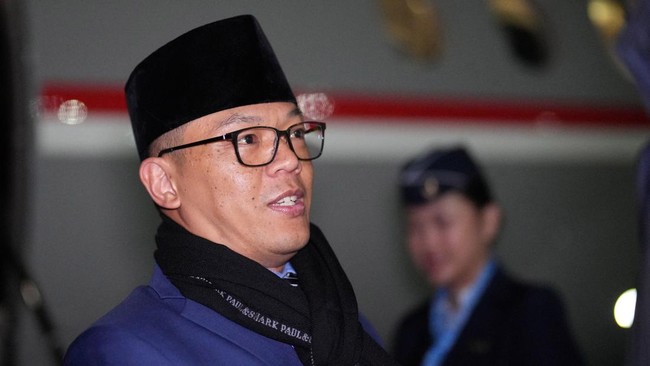 Tanya ke Saudi Menlu Sugiono merespons kisruh visa haji furoda yang tak diterbitkan Arab Saudi. Ia menegaskan pemerintah berupaya berkomunikasi untuk solusi.
