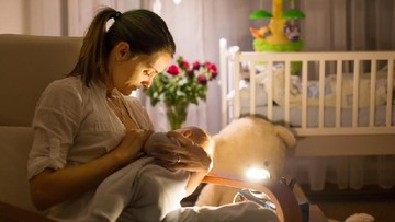 Trik menyusui agar bayi tidur nyenyak dengan metode dream feeding