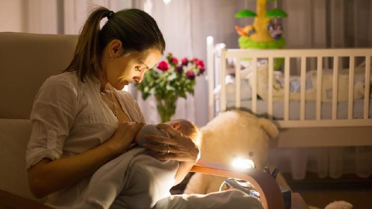 Cara Clairine Clay membuat putranya Baby Lio tertidur pulas dengan dream feeding. Ingin tahu cara lengkapnya seperti apa? Simak yuk Bunda penjelasan berikut.