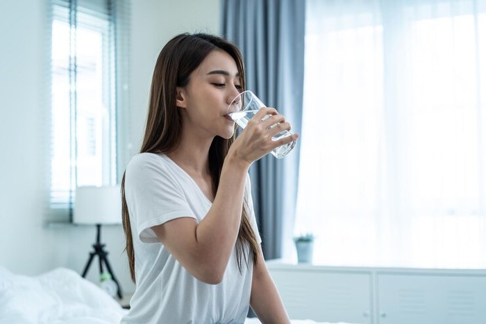 Minum segelas air di pagi hari untuk detoksifikasi/Foto: Freepik.com/Jomkwan
