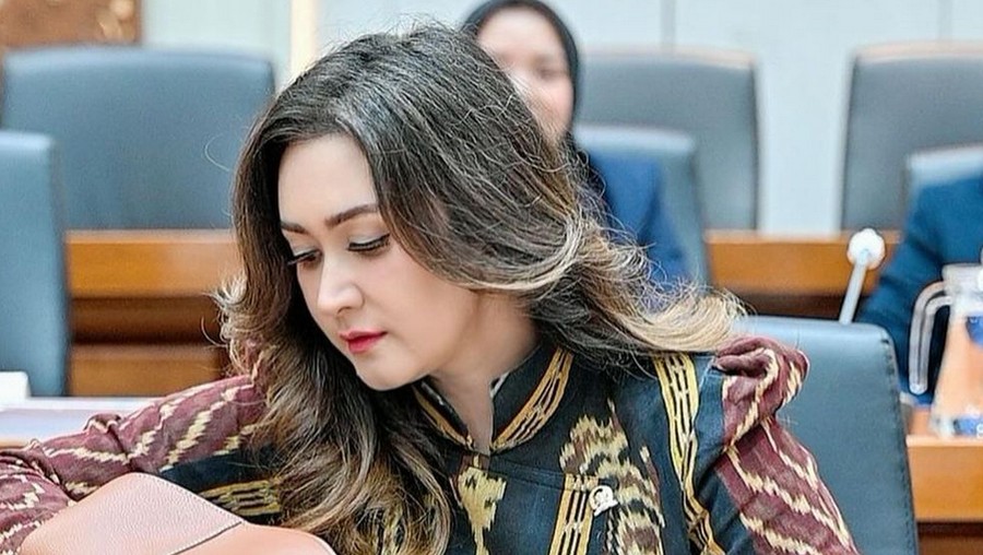 Gaya Nafa Urbach ngantor di DPR RI.