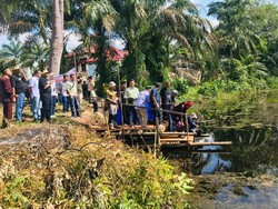 APP Group-BRIN Lepasliarkan Ikan Baung di Sungai Payongek Bengkalis