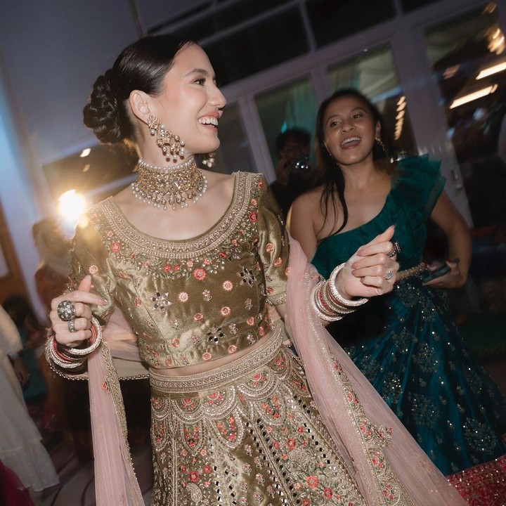 <p>Pevita Pearce tampak cantik mengenakan pakaian India, Sari atau Saree, di acara Malam Berinai ini. Semua tamu yang hadir juga mengenakan pakaian khas India, Bunda. Perlu diketahui, suami Pevita Pearce merupakan warga Malaysia keturunan India. (Foto: Instagram @pevpearce)</p>