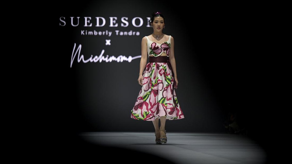 FOTO: Lenggak-lenggok Pamer Busana di Jakarta Fashion Week 2025