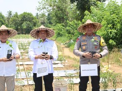 Polda Banten Bagikan Bantuan Benih-Alat Pertanian dari Kementan ke Warga