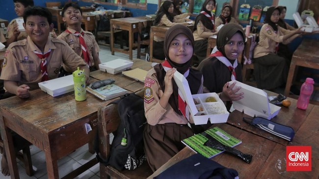 Sejumlah menteri Kabinet Merah Putih dijadwalkan meninjau langsung dapur-dapur umum dan sekolah-sekolah saat hari pertama program Makan Bergizi Gratis (MBG).