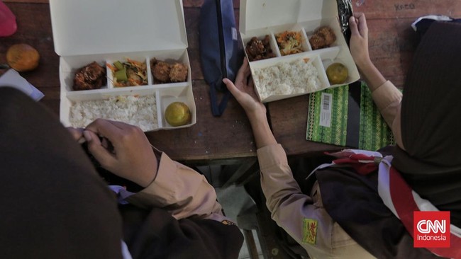 Kepala Badan Gizi Nasional Dadan Hindayana mengatakan uji coba alias pilot project makan bergizi cuma-cuma bakal dilakukan di 100 titik pada akhir 2024.