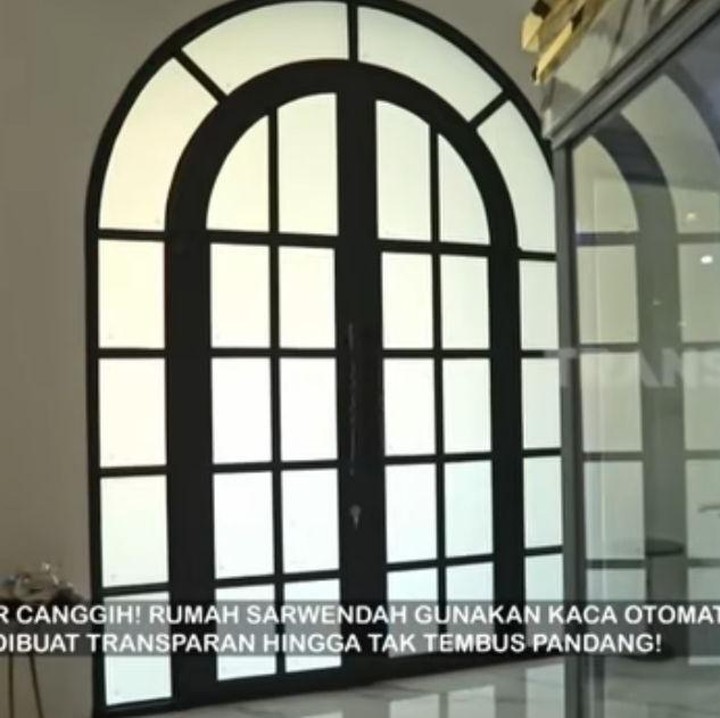 <p>Bukan hanya mewah, rumah perempuan 35 tahun ini juga dilengkapi dengan teknologi canggih. Pintu kaca hingga jendela yang ada di rumahnya menggunakan kaca otomatis yang bisa dibuat transparan hingga tidak tembus pandang. "Karena ini kan udah bagus, kalau ada gorden mengganggu estetika. Kebetulan aku suka banget interior, ini enggak cocok pakai gorden," ujar Sarwendah, dikutip dari kanal<em> YouTube TRANS7 OFFICIAL</em>, Rabu (23/10/2024). (Foto: YouTube TRANS7 OFFICIAL)</p>