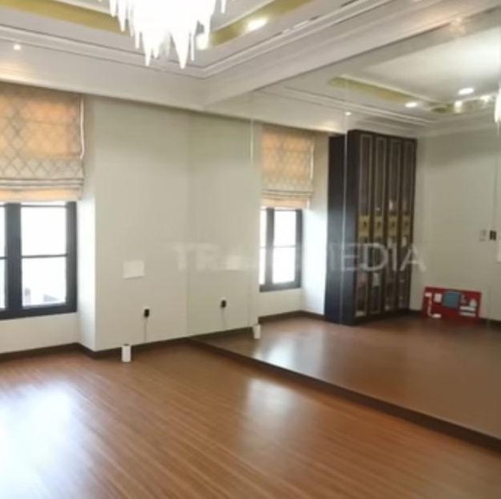 <p>Lantaran sang putri, Thalia, memiliki ketertarikan dengan tarian balet. Sarwendah juga menyediakan satu ruangan khusus studio balet khusus untuk sang putri mengasah bakatnya. (Foto: YouTube TRANS7 OFFICIAL)</p>