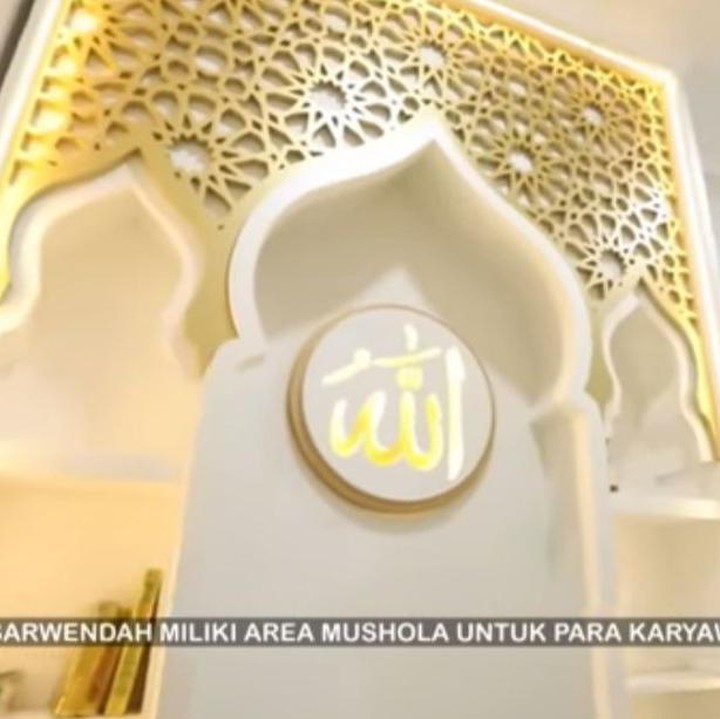 <p>Meski non muslim, Sarwendah memiliki toleransi yang tinggi dengan menyediakan musala untuk para karyawan muslim beribadah, lho, Bunda. (Foto: YouTube TRANS7 OFFICIAL)</p>