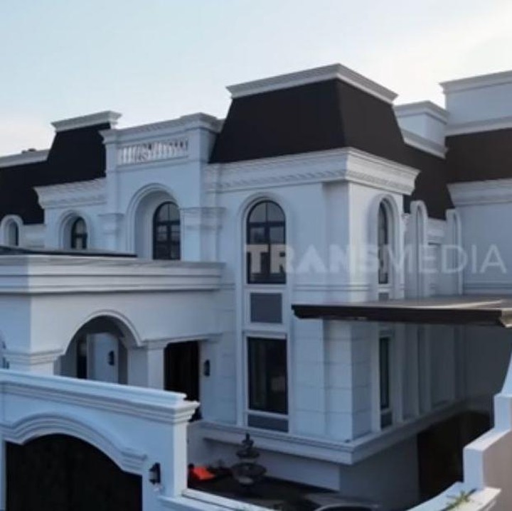 <p>Sarwendah belum lama ini memperlihatkan setiap sudut rumah barunya yang mewah. Meski membutuhkan waktu selama tiga tahun dalam proses pembangunannya, kini ia telah menempati rumah tersebut bersama ketiga anaknya. (Foto: YouTube TRANS7 OFFICIAL)</p>