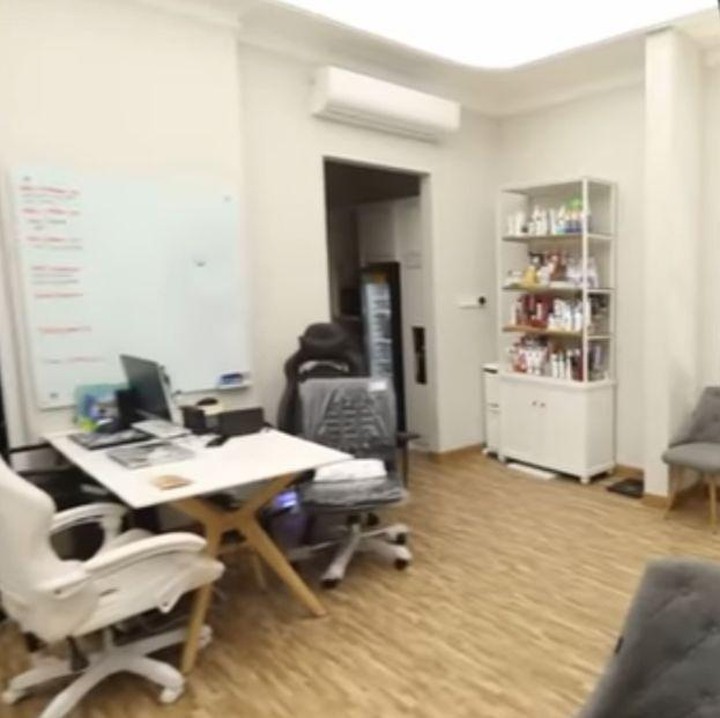 <p>Salah satu kesibukan <em>single mom</em> yang satu ini adalah membuat konten. Oleh karena itu, Sarwendah membuat satu ruangan khusus untuk <em>live streaming</em> atau membuat konten. Ruangan ini juga dilengkapi dengan peralatan syuting. (Foto: YouTube TRANS7 OFFICIAL)</p>