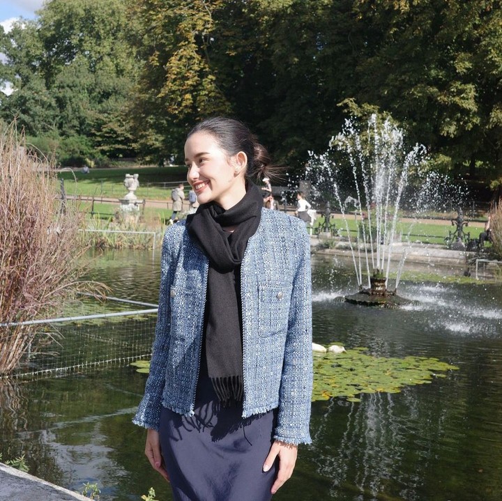<p>Pada salah satu unggahan, Sarah terlihat feminin mengenakan <em>blazer tweed</em> warna denim. Tampilannya pun disempurnakan dengan balutan <em>scarft</em> warna hitam di leher. (Foto: Instagram: @ssarah_menzel)</p>