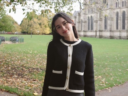 5 Potret Sarah Menzel yang Kuliah di Inggris, LDR dengan Sang Tunangan Azriel Hermansyah