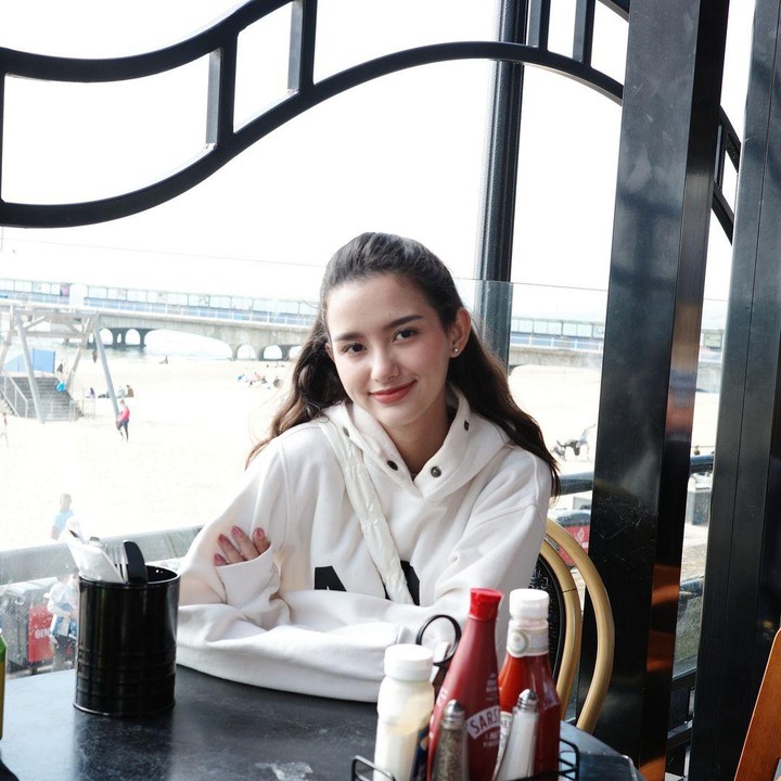 <p>Sarah Menzel telah menjalin hubungan bersama Azriel Hermansyah sejak tahun 2018, Bunda. Beberapa waktu lalu, Sarah pun resmi dilamar oleh Azriel di hadapan keluarganya. (Foto: Instagram: @ssarah_menzel)</p>