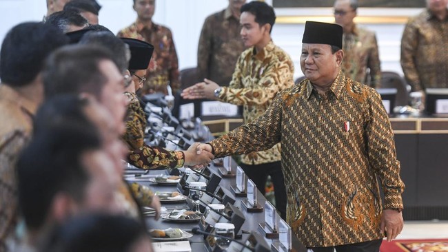 Prabowo Subianto resmi menyerahkan tugas sebagai pemimpin negara kepada Wakil Presiden Gibran Rakabuming saat lawatan ke Mesir.