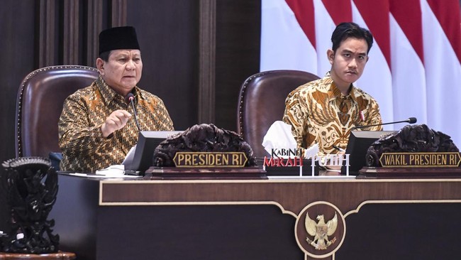 Prabowo mengakui kabinetnya 'kegendutan', namun dia berdalih karena jumlah penduduk dan luas negara Indonesia yang besar.