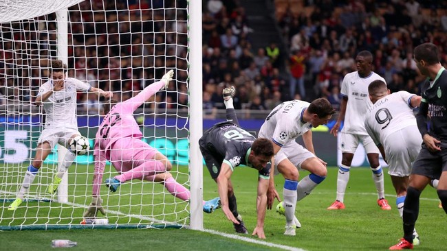 Gelandang AC Milan Christian Pulisic berhasil mencetak gol indah dari sepak pojok saat AC Milan mengalahkan Club Brugge di Liga Champions, Selasa (22/10).