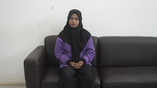 Guru honorer SD Negeri 04 Baito, Supriyani (36) menjalani sidang dakwaan di PN Andoolo sebagai terdakwa perkara dugaan kekerasan terhadap anak anggota polisi.