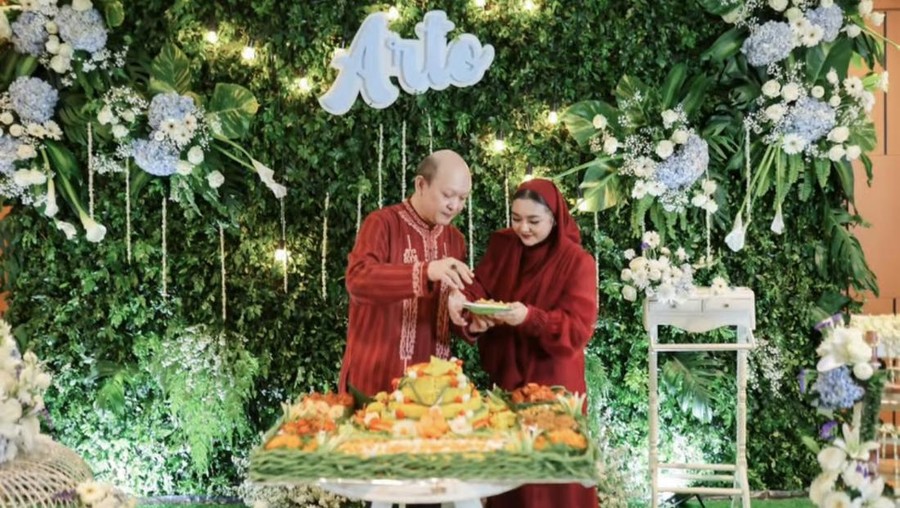 Tedak siten anak Ari Sigit dan Suci Winata Tedak siten anak Ari Sigit dan Suci Winata