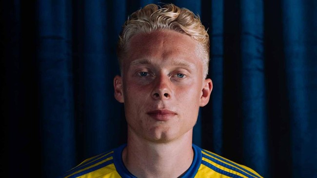 Thomas Poll, bek kiri klub di kasta kedua Liga Belanda SC Cambuur mengaku punya darah keturunan Indonesia dari kakeknya. Berikut profil Thomas Poll.