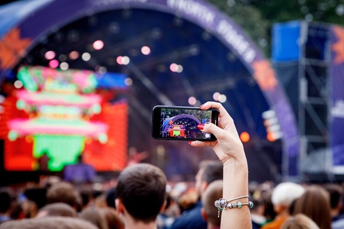 Tips kondusif dan nykondusif nonton konser sendirian/Foto: Freepik.com/igorparusnikov