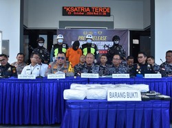 TNI AL Gagalkan Penyelundupan 10 Kg Sabu dari Malaysia, 1 Pelaku-Senpi Diamankan