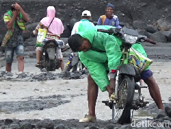 Tak Ada Akses Jalan Lain, Warga Lumajang Nekat Seberangi Aliran Lahar Semeru