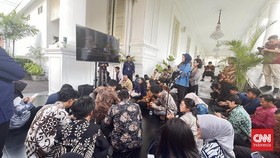Sidang Kabinet Perdana, Wartawan Menyimak di Teras Istana