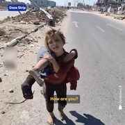 Pilu, Seorang Anak di Gaza Berjalan Gendong Adiknya yang Terluka, Demi Cari Pertolongan Medis!