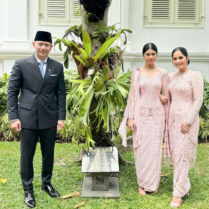<p>Pohon kenari ini pun menjadi salah satu kenangan membahagiakan bagi Annisa dan keluarga. Ketika melihatnya, Annisa pun selalu mengenang sang Ibu mertua. (Foto: Instagram: @annisayudhoyono)</p>