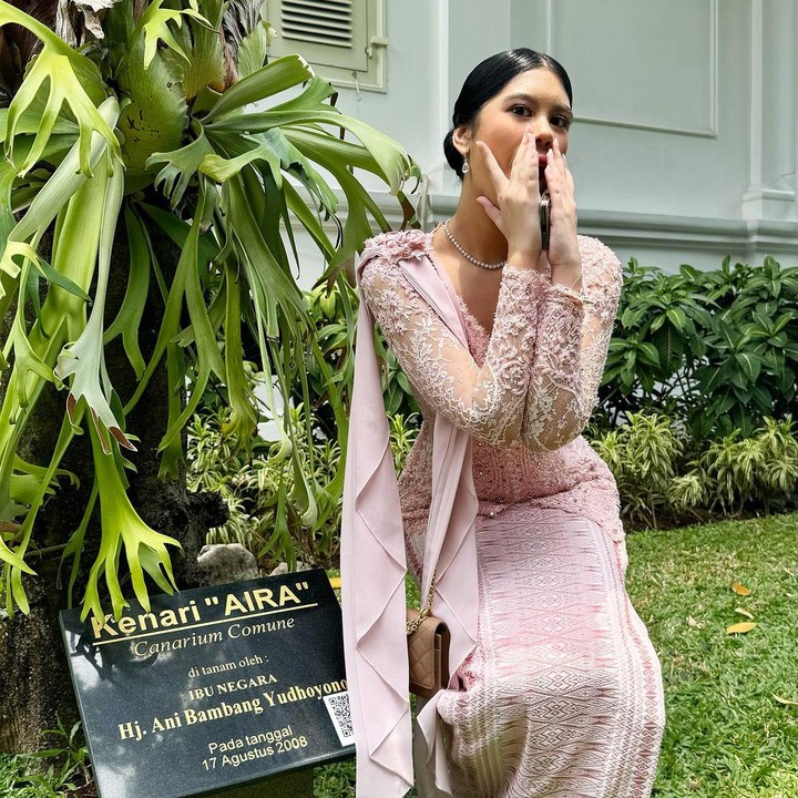 <p>Annisa mengungkap bahwa pohon kenari yang ditanam saat kelahiran sang putri itu sudah menjulang tinggi sama seperti tubuh Aira. Kini, Aira juga sudah tumbuh menjadi gadis remaja yang cantik. (Foto: Instagram: @annisayudhoyono)</p>