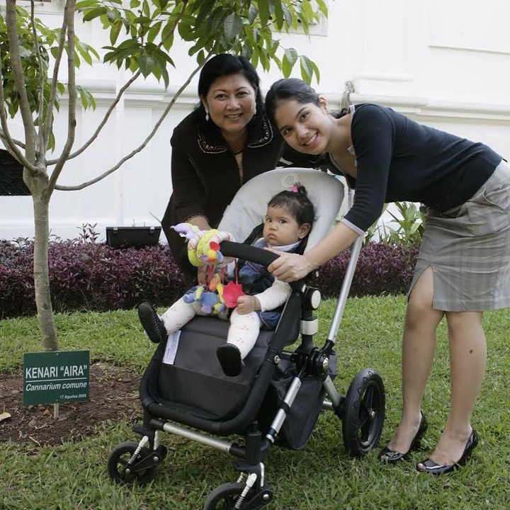 <p>Pada unggahan yang sama, Annisa juga menyisipkan sebuah potret kala Aira yang masih bayi berpose bersama pohon kenari dan neneknya. Gemas banget, ya! (Foto: Instagram: @annisayudhoyono)</p>