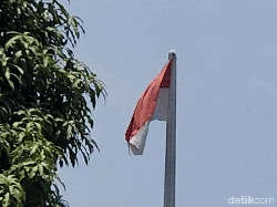 Lusuhnya Bendera di Halaman Gedung DPRD Kabupaten Sukabumi