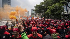 1.859 Aparat Amankan Demo Kawal Putusan UU Cipta Kerja di Patung Kuda