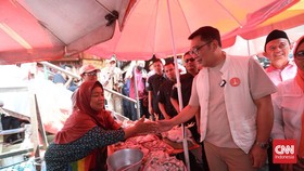 FOTO: Ridwan Kamil Blusukan ke Pasar Kebayoran Lama, Pulang Naik Bajaj