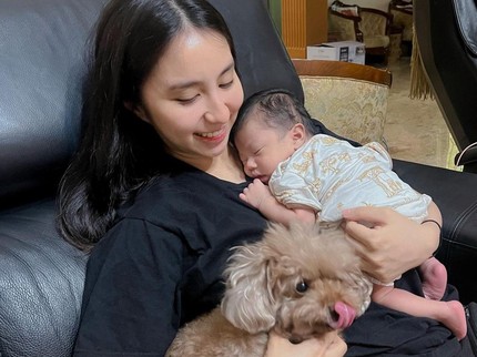 Mengenal Dream Feeding Seperti Dilakukan Clairine Clay, Bisa Bikin Bayi ASI Tidur Lebih Pulas
