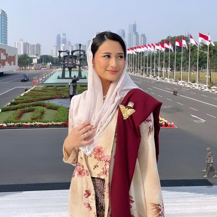 <p>Sebelum dilantik menjadi Wakil Menteri, Dyah Roro duduk di pemerintahan sebagai anggota DPR RI periode 2019-2024. Di periode yang sama, ia juga diberikan tanggung jawab sebagai Wakil Bendahara Umum Dewan Pimpinan Pusat (DPP) Partai Golkar. (Foto: Instagram @dyahroroestiwp)</p>