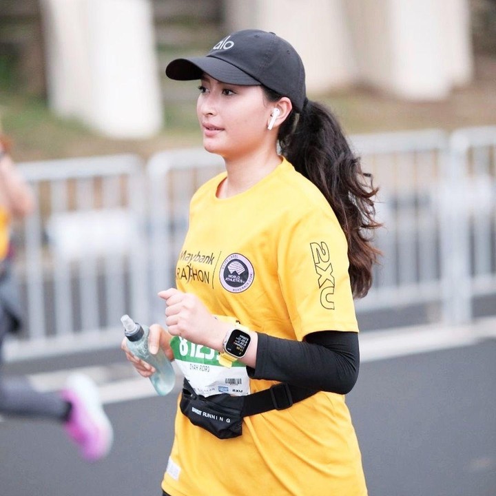 <p>Di luar pekerjaannya, Dyah Roro memiliki hobi yang sering dilakukan di waktu luang. Perempuan kelahiran Jakarta ini suka olahraga lari, Bunda. Ia sudah beberapa kali mengikuti maraton atau ajang lari jarak jauh. (Foto: Instagram @dyahroroestiwp)</p>