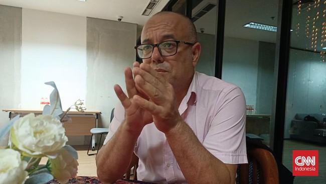 Mantan Menteri Kebudayaan Palestina Atef Abu Saif membeberkan kesaksian genosida Israel di Jalur Gaza.