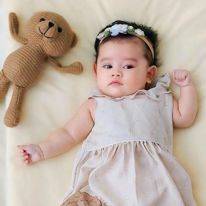 <p>Banyak netizen yang mengatakan Gabriella semakin menggemaskan di usianya ini. Mereka pun mendoakan agar Gabriella tumbuh menjadi anak yang pintar dan cantik. (Foto: Instagram: @sumargodenny)</p>