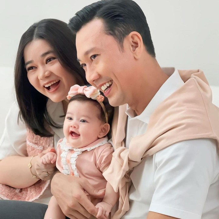 <p>"<em>MasyaAllah</em> lucu banget. Kayaknya baru beberapa bulan, tapi kayak umur satu tahun. Sehat terus ya sayang, cantik banget sih rambutnya juga lebat," kata seorang netizen. "Jadi anak yang pintar dan cantik, ya," ujar netizen lainnya. (Foto: Instagram: @sumargodenny)</p>