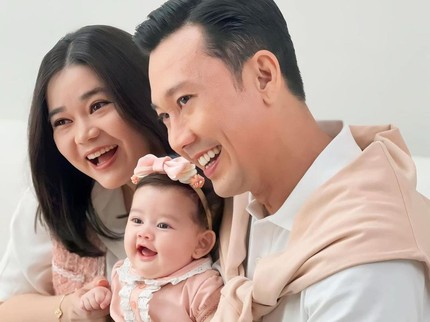 7 Potret Gabriella Anak Denny Sumargo di Usia 3 Bulan, Gemas Pakai Berbagai Aksesoris Rambut