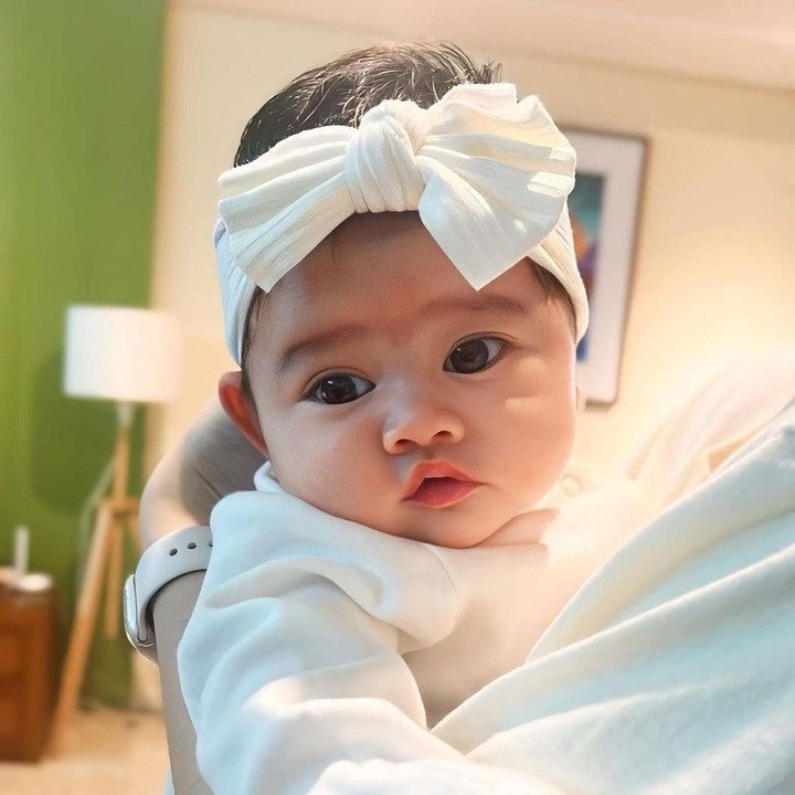 <p>Dalam salah satu potret, Gabriella sangat cantik dengan bando pita berwarna putih. Ia juga memakai baju dengan warna senada. (Foto: Instagram: @gabriellasumargo)</p>